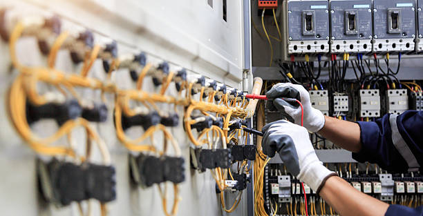 Professional Electrician technician working in Como, MS